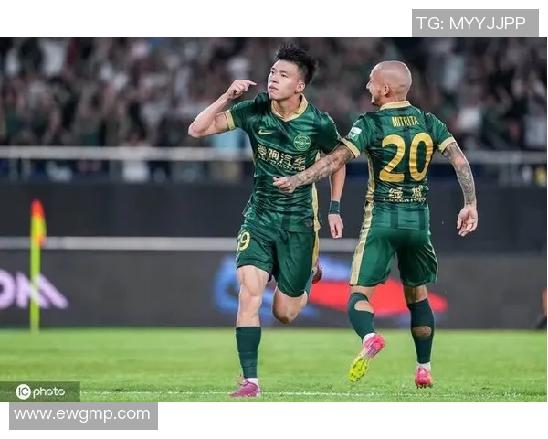 王钰栋精彩头球攻门助力球队逆转胜利展现出色竞技状态 王钰栋精彩头球攻门助力球队逆转胜利展现出色竞技状态