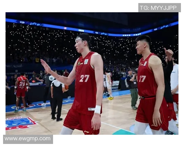 北京首钢男篮夺冠后开启全国巡回庆功巡演，队员纷纷露面接受球迷热情欢迎